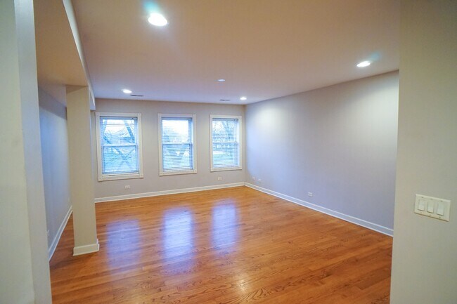 Building Photo - 2634 W Glenlake Ave