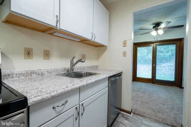 Foto del edificio - 23239 Rosewood Ct