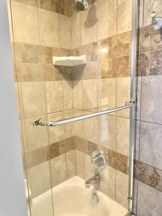 Foto del edificio - Large 3-Bedroom, 1-Bath Duplex