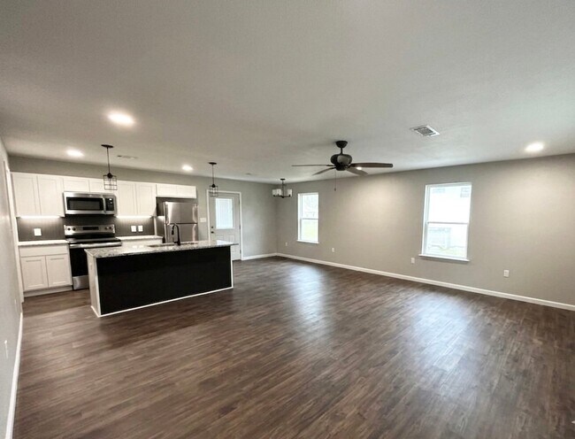 Foto del edificio - 2423 S Chatfield Rd