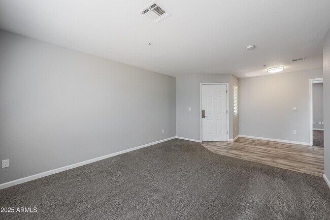 Foto del edificio - 16033 N 25th St