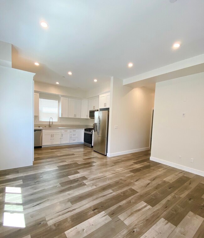 Building Photo - 3955 S Budlong Ave