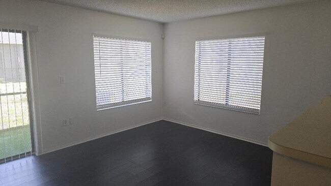 Foto del edificio - 3194 Coral Lake Ln