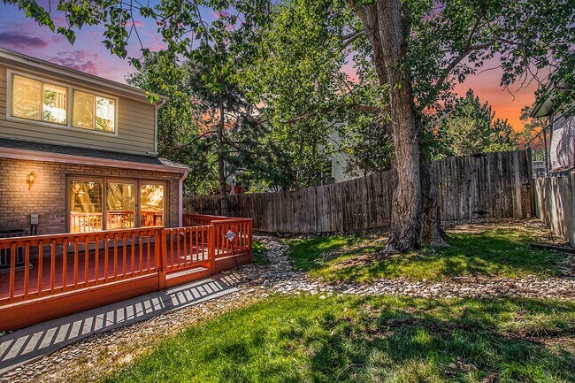 Foto del edificio - End Unit Townhome with Large Patio and Amb...