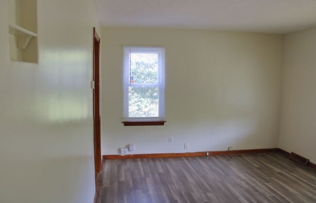 Foto del edificio - 4 bedroom/1 Bath Single Home!