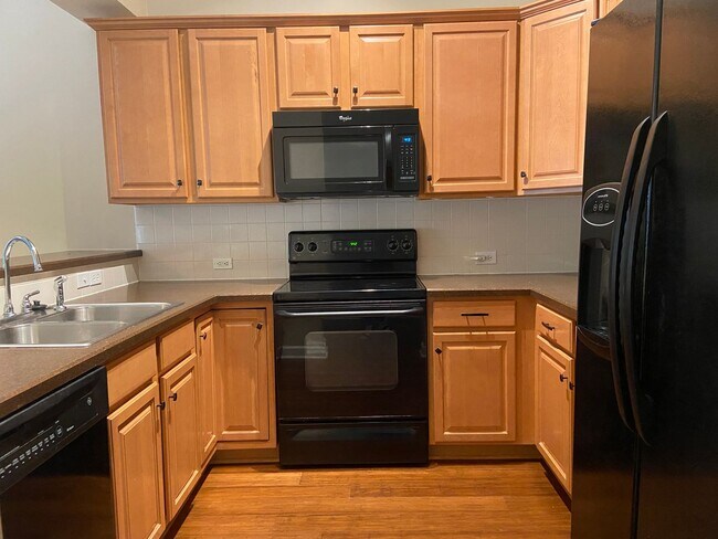 Building Photo - 3 Bedroom,2 Bathroom One Level Townhome in...