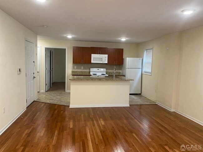 Building Photo - 309 Suydam St