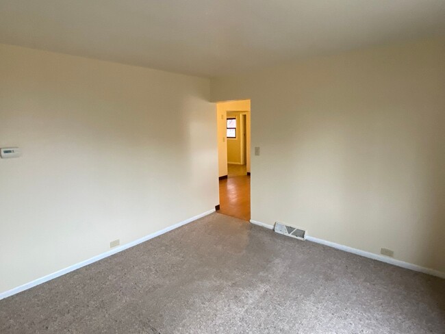 Building Photo - 2 BR Ranch Style Home with Off-Street Parking