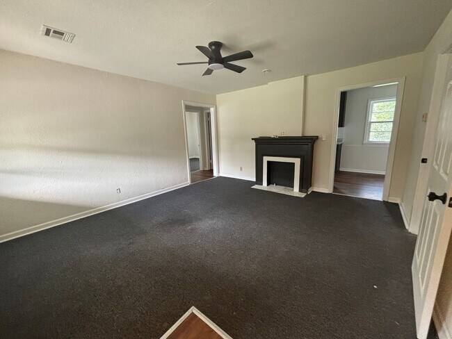 Foto del edificio - 2 Bedroom, 1 Bathroom Home with Spacious Family Room & Fenced Backyard