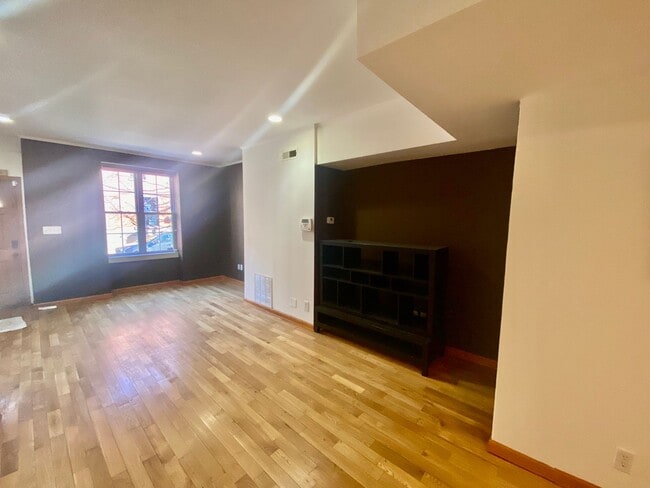 Building Photo - 4 bedrooms with roof deck and basement
