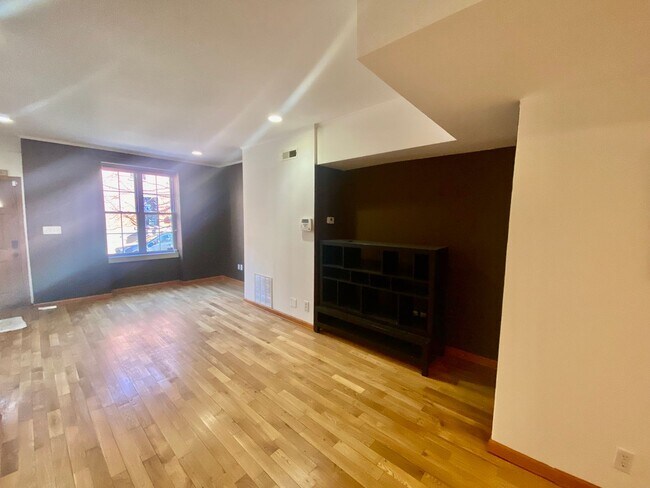 Foto del edificio - 4 bedrooms with roof deck and basement