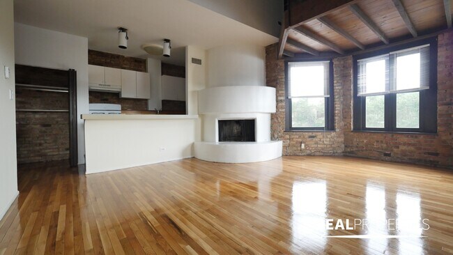 Building Photo - 558 W Wellington Ave