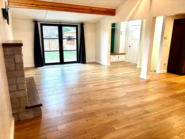 Foto del edificio - Spacious House. Expansive Lot. Prime Location