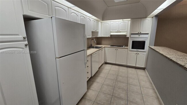 Foto del edificio - 19370 Collins Ave