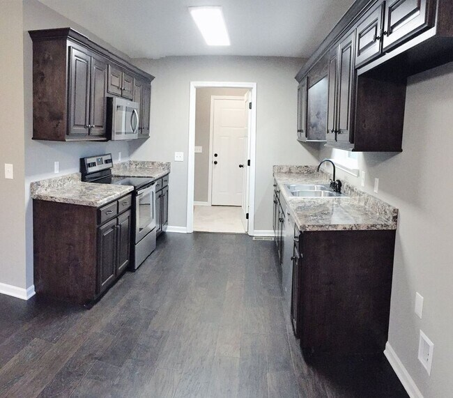 Building Photo - 705 Oak Dr