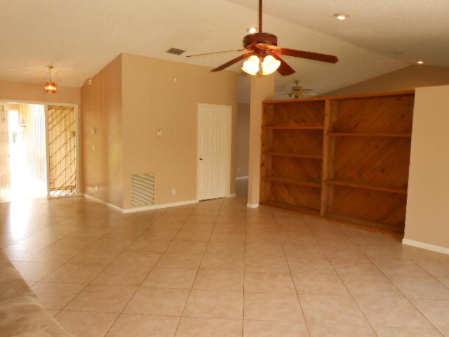 Foto del edificio - 1024 Larch Way