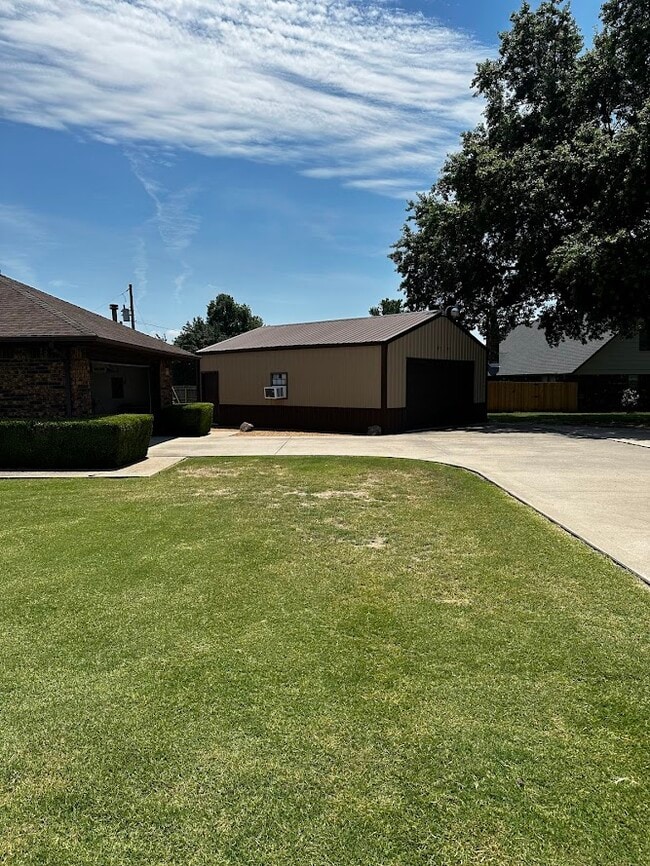 Building Photo - 9119 N 153rd East Ave