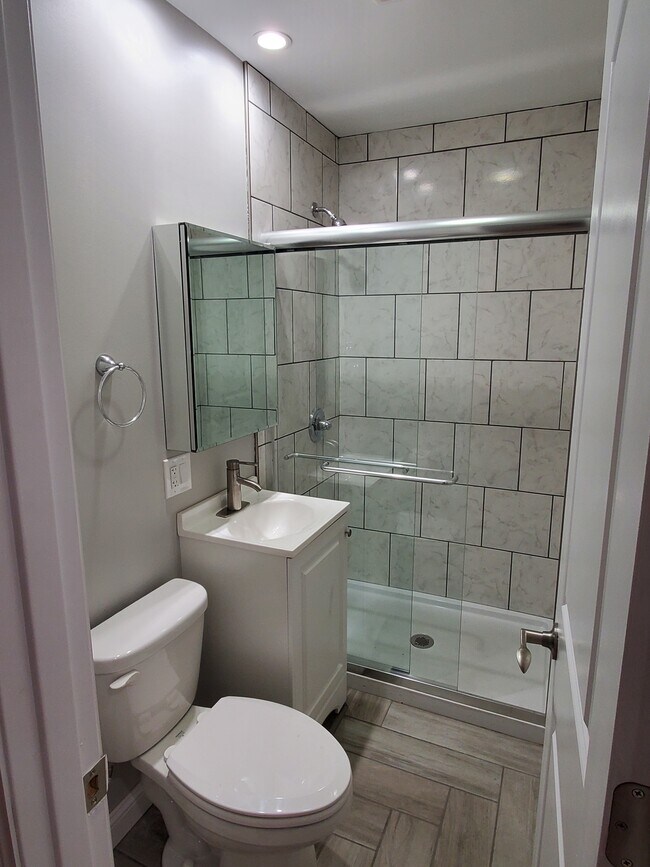 1st bath - 2143 W Cullerton St