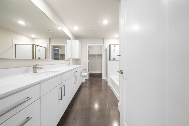 Building Photo - 1825 San Jacinto St Unit 730