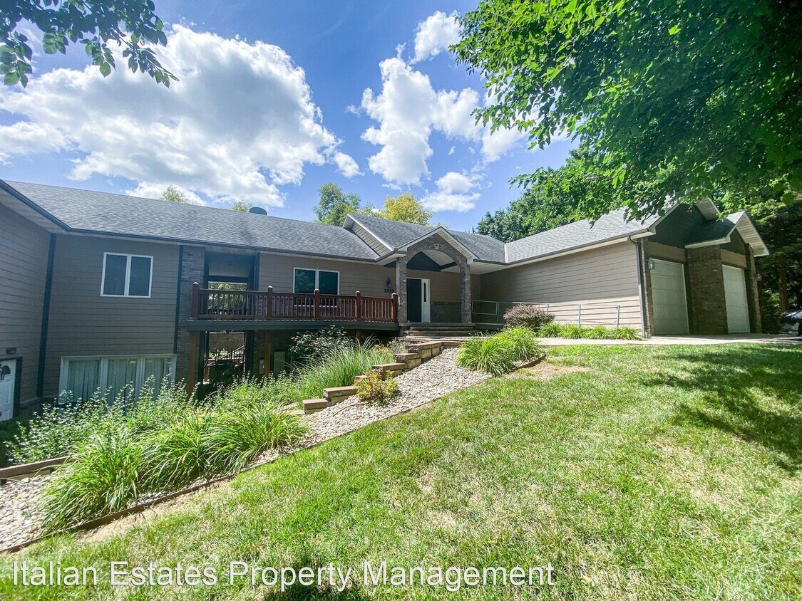 Primary Photo - 5 br, 3 bath House - 2919 Marlatt Ave.