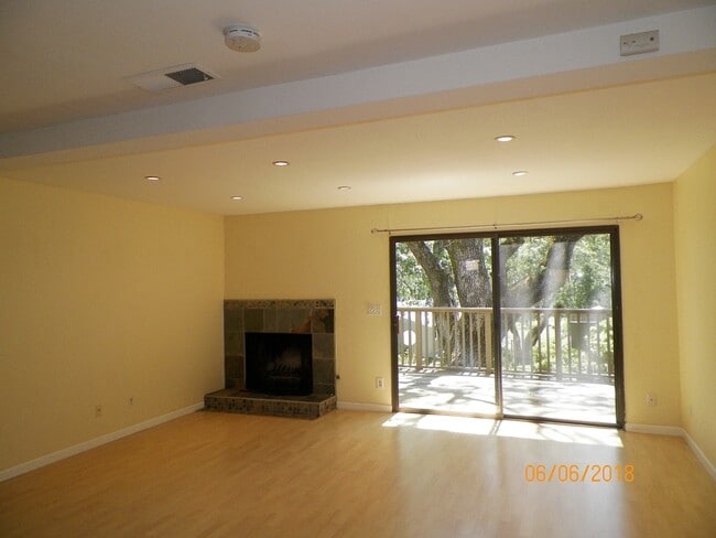 Building Photo - 10 Park Crest Ct