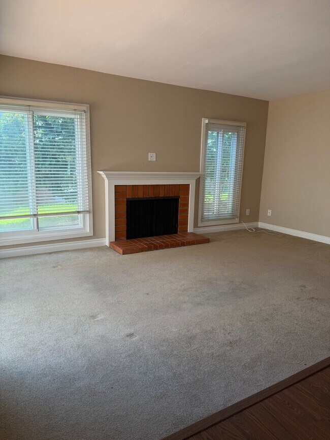 Foto del edificio - Highly Desirable Park Point Loma Townhome!