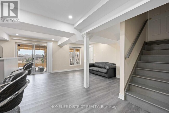 Building Photo - 7 MOSELY CRESCENT