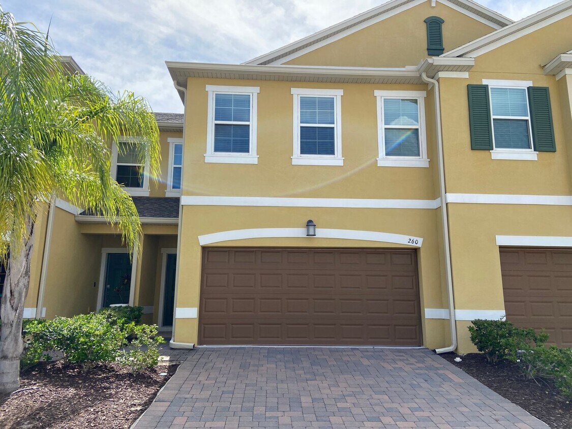 Primary Photo - 3BD/2.5BA Townhome in Econ Trails Near Val...