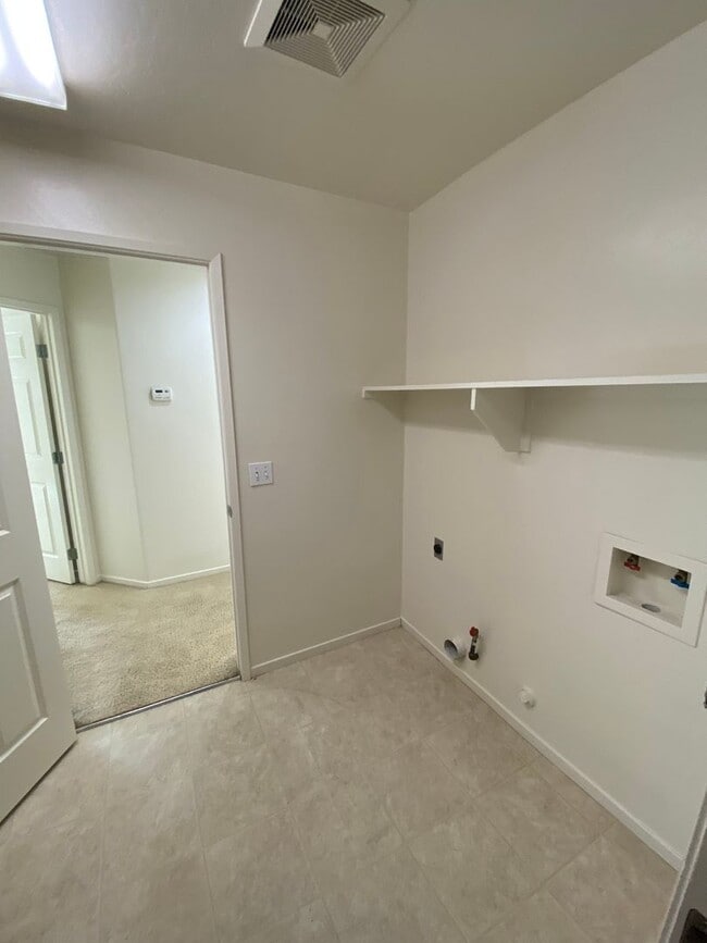 Building Photo - SW Visalia Home Available Now!