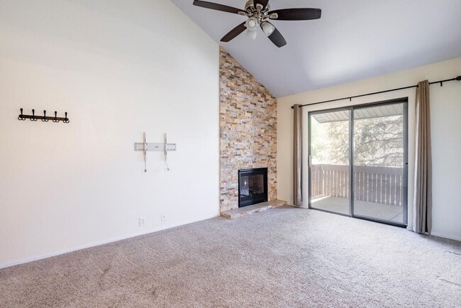 Building Photo - Top Floor Condo Near Bus Line