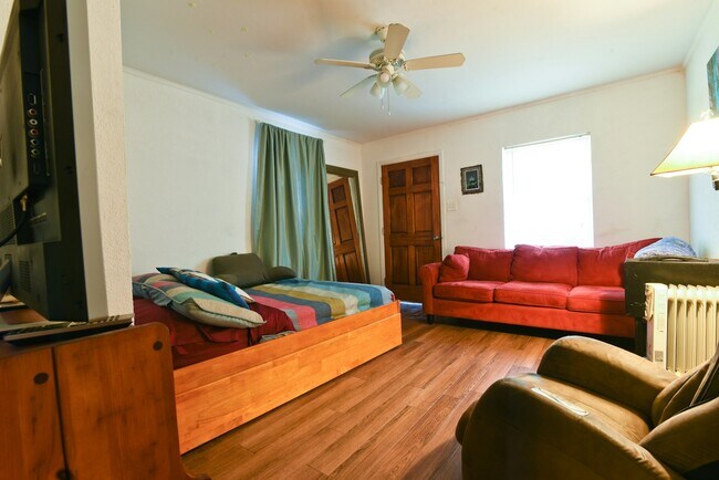 Building Photo - 427 Pelican Ave