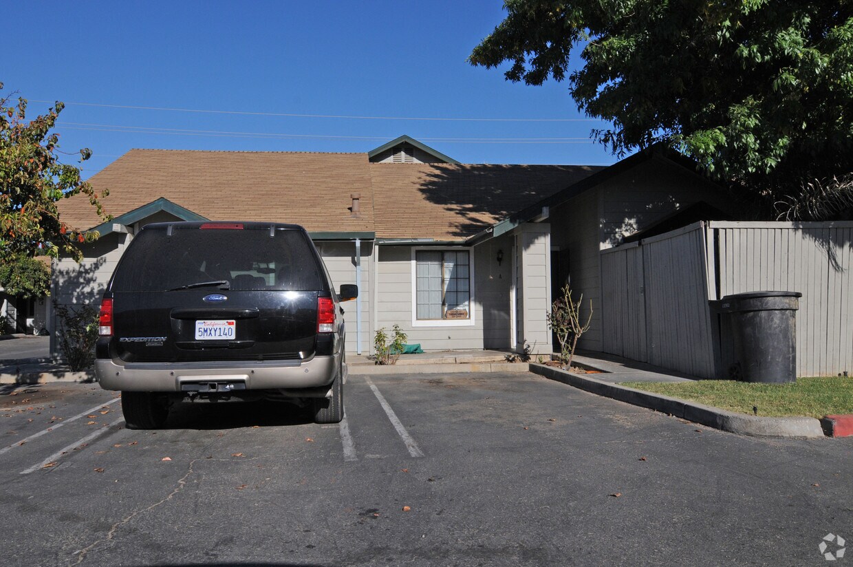 Building Photo - 1317 A-C, 1321 A-C Claus Rd