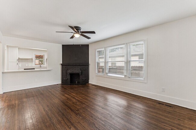 Foto del edificio - Midtown 3/2 with 2 Car Garage!