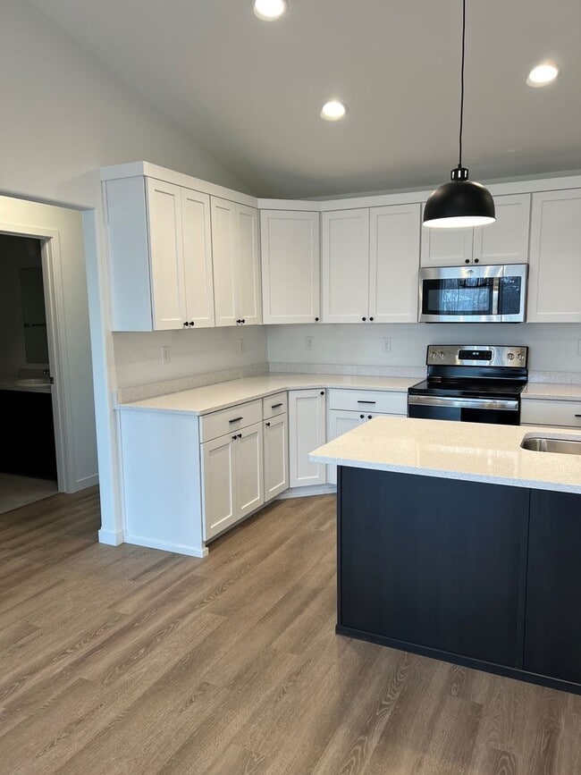 Building Photo - 4 Bed 2 Bath Twin Home