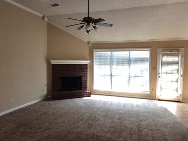 Foto del edificio - 5026 Springtree Dr