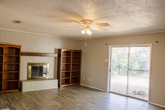 Building Photo - Cute, Clean and Central 3 bedroom 2 bathroom