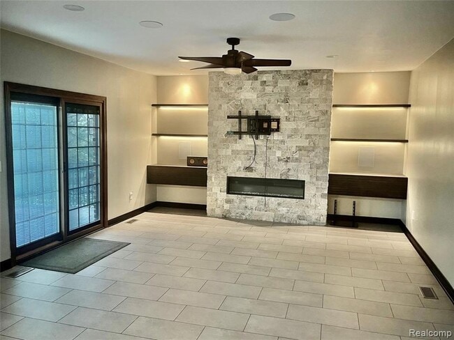 Building Photo - 5160 Orchard Crest