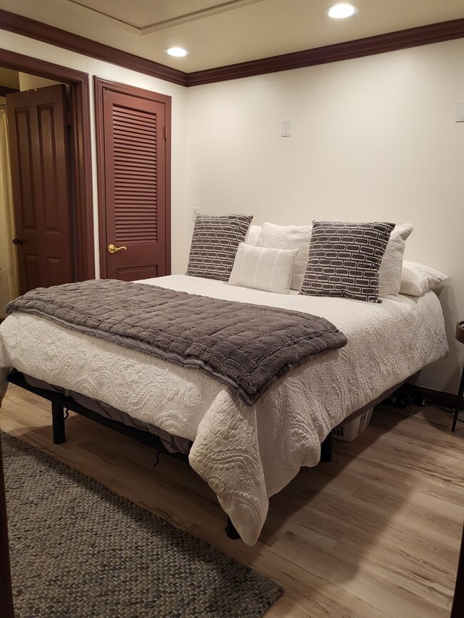 Building Photo - Charming Guest House in Glendora's "The Oaks"