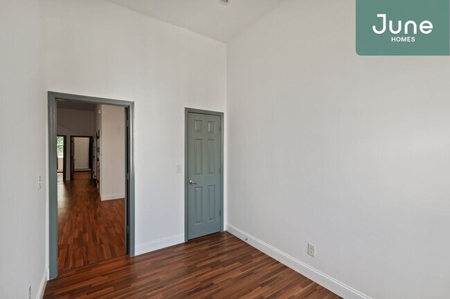 Foto del edificio - ROOM ONLY in 4-bed/1.0-bath Home