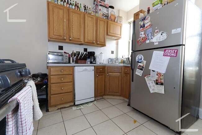 9/1 Updated top floor 4BR/2BA in Allston near BU, MBTA - 9/1 Updated top floor 4BR/2BA in Allston near BU, MBTA Apartment