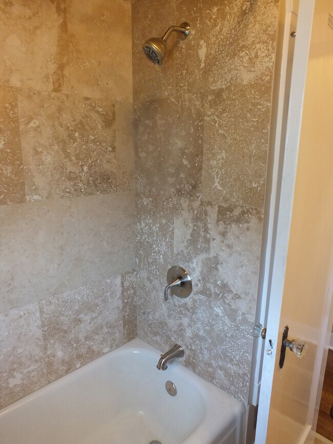 413 Bathtub - 413 S 8th St
