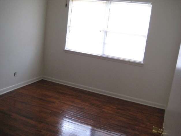 Building Photo - Eastlawn Apartments