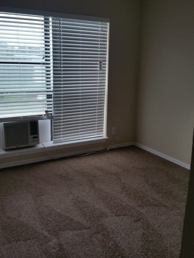 Foto principal - 2 bed 2 bath with washer/dryer connections
