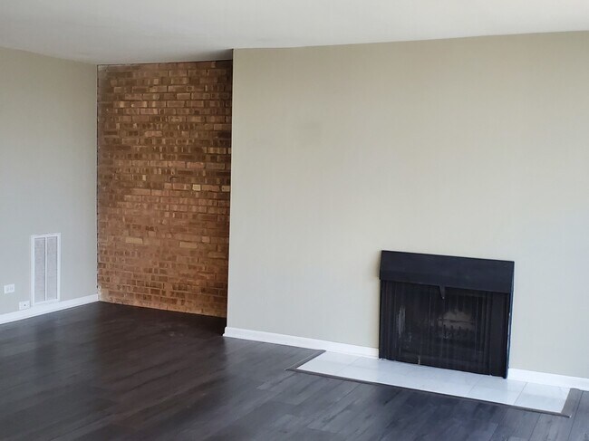 Building Photo - 6010 Oakwood Dr