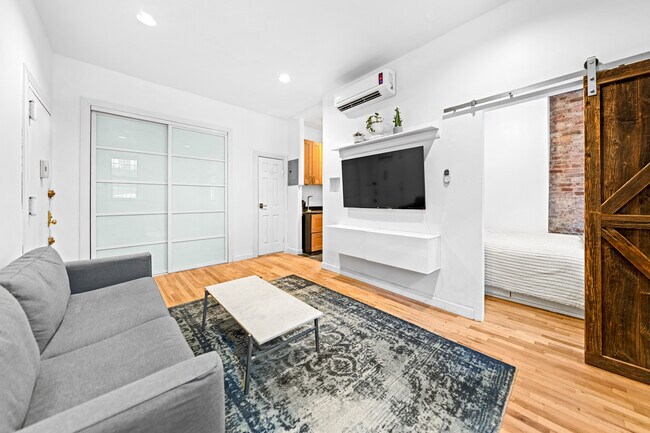 Building Photo - 507 E 12th St