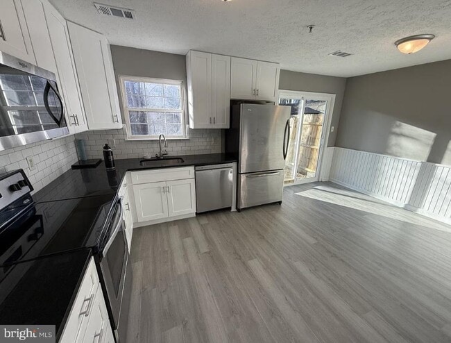 Building Photo - 30 Sycamore Dr