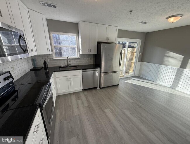 Foto del edificio - 30 Sycamore Dr