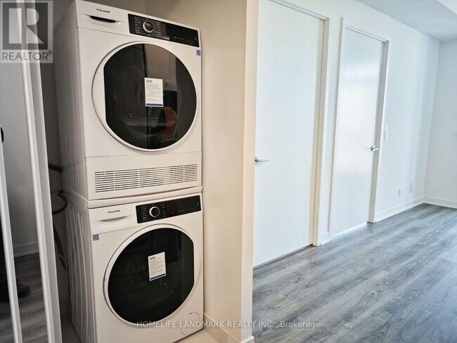 Photo du bâtiment - 180 Front St E