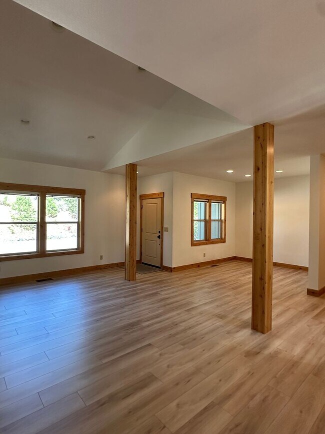 Building Photo - Beautiful Trailside home right near Northwest Crossing!