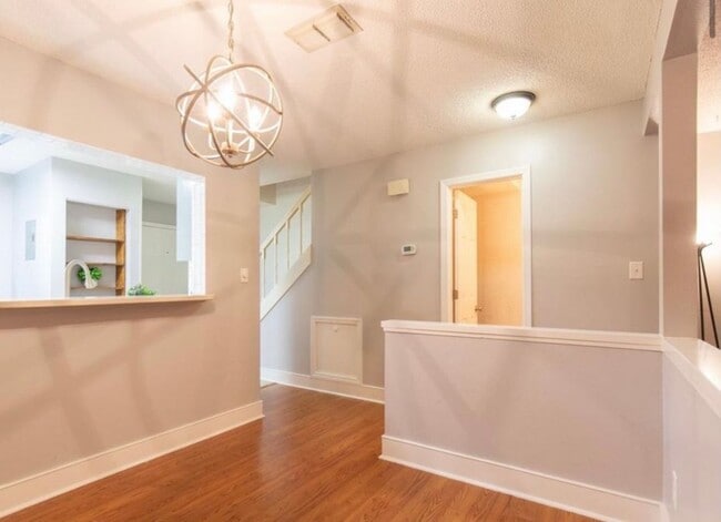 Building Photo - 1749 Beechwood Cir S